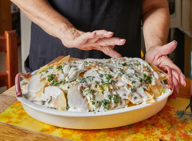 Foto plato con pescado gratinado con patatas y manzanas exquisita cocina francesa