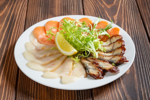 Foto plato de pescado mixto en mesa de madera