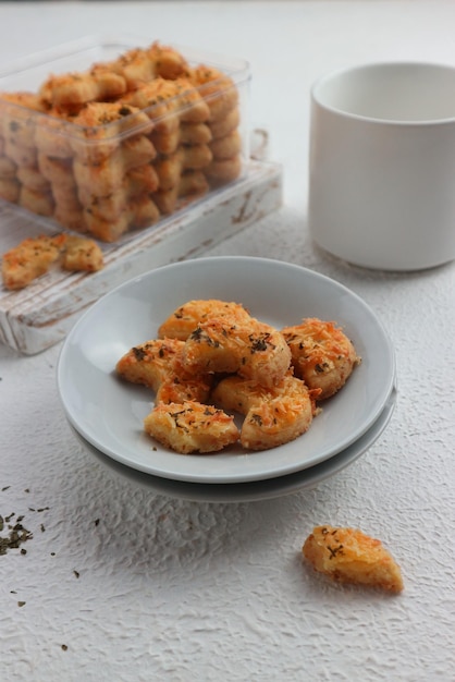 Un plato de picaduras de camarones en una mesa