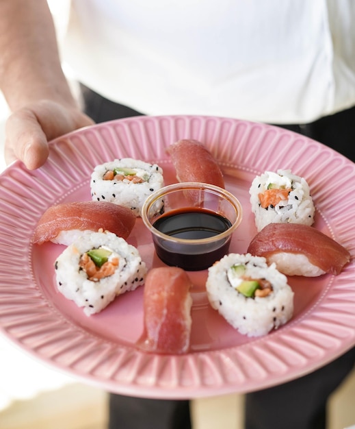 Plato con piezas variadas de sushi