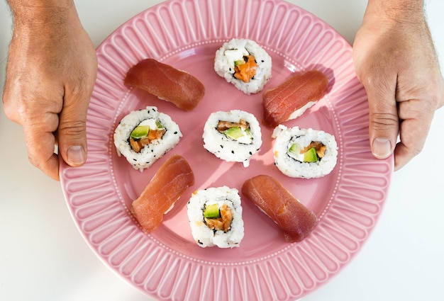 Plato con piezas variadas de sushi