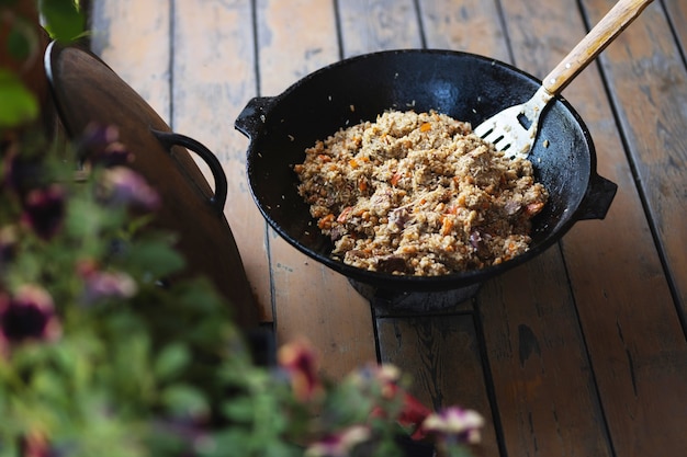 un plato de pilaf está sobre la mesa