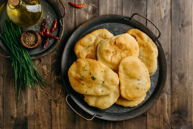 Foto plato plano con comida paquistaní