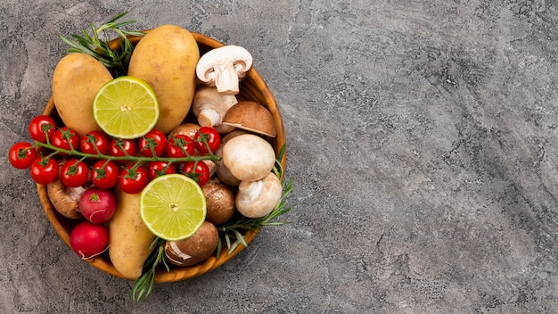 Foto plato plano con deliciosas verduras