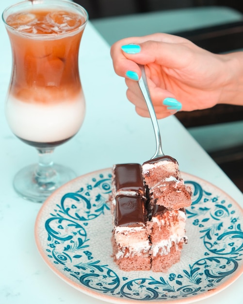 Foto un plato con un plato de pastel y un tenedor con helado de chocolate en él