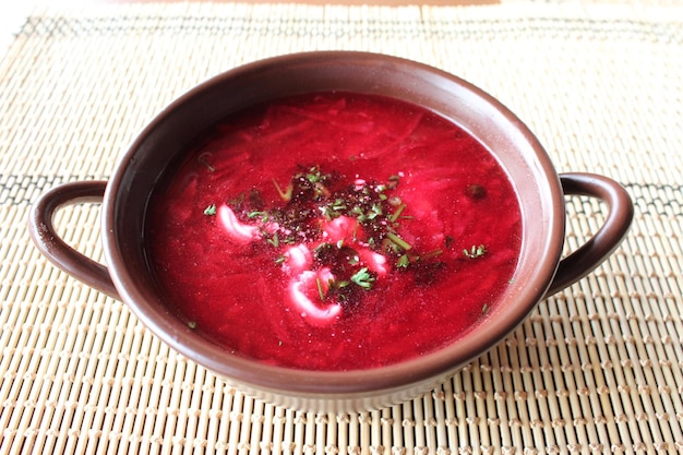 Plato con plato de sabroso borsch ucraniano rojo