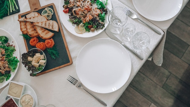 Foto plato y platos en la mesa blanca