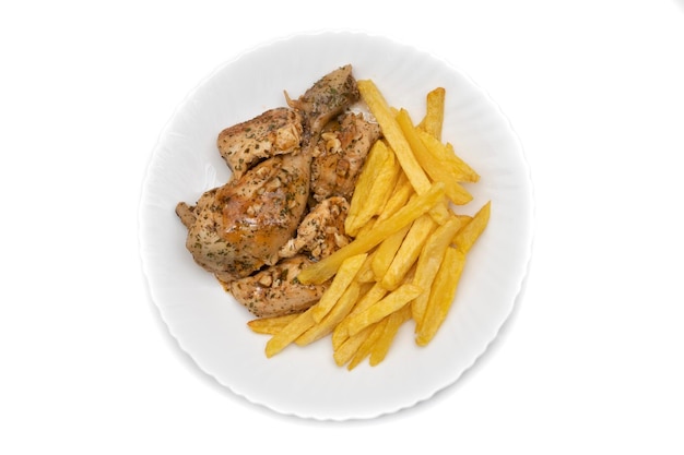 Un plato de pollo al ajillo con pommes frites. sobre fondo blanco. Concepto de comida española.