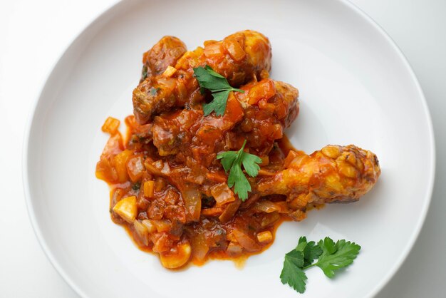 Plato de pollo casero con salsa de tomate y especias