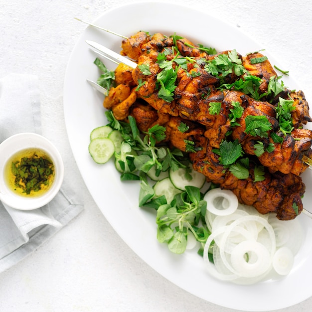 Plato de pollo kebab en luz