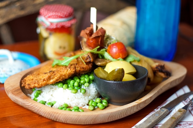 Plato de pollo en una mesa de restaurante