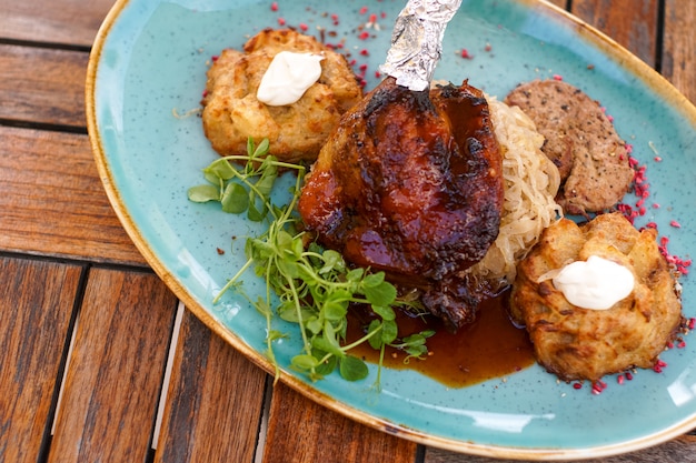 Plato de pollo en una mesa de restaurante