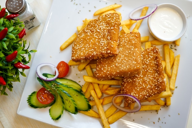 Plato de pollo en una mesa de restaurante