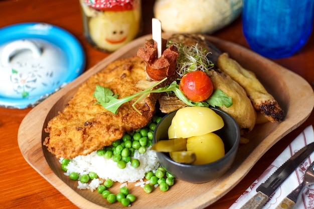 Plato de pollo en una mesa de restaurante