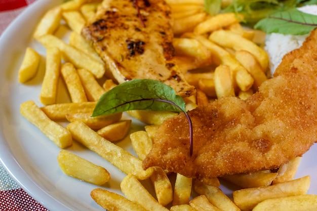 Plato de pollo en una mesa de restaurante