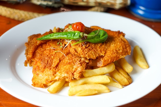 Plato de pollo en una mesa de restaurante