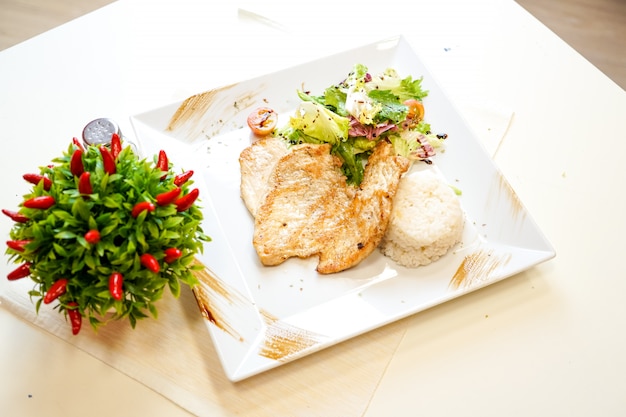 Plato de pollo en una mesa de restaurante