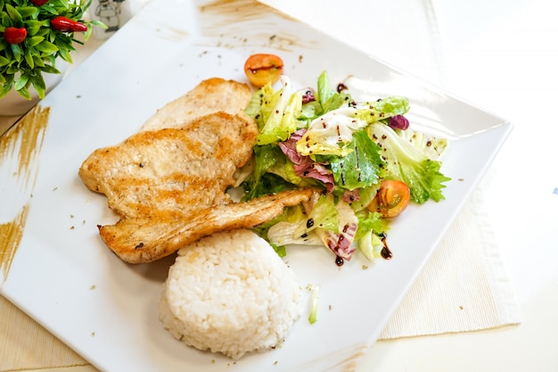 Plato de pollo en una mesa de restaurante