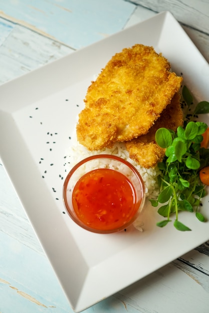 Plato de pollo en una mesa de restaurante