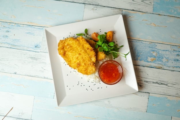 Plato de pollo en una mesa de restaurante