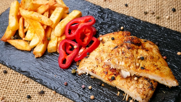 Plato de pollo en una mesa de restaurante