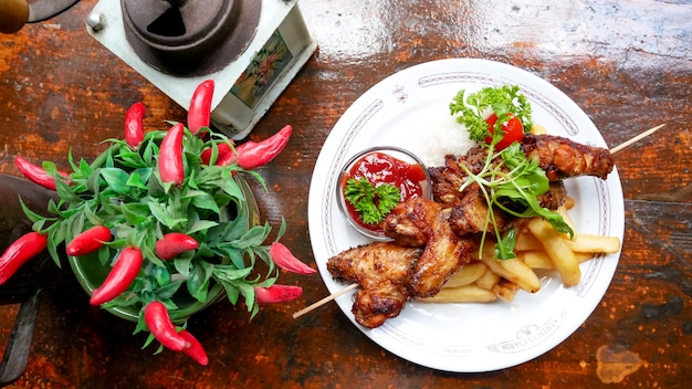 Plato de pollo en una mesa de restaurante