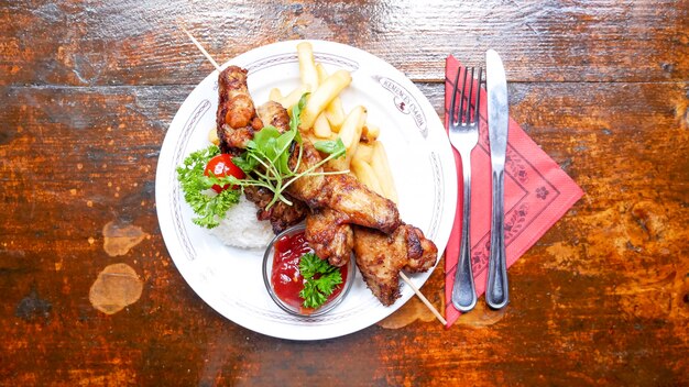 Plato de pollo en una mesa de restaurante