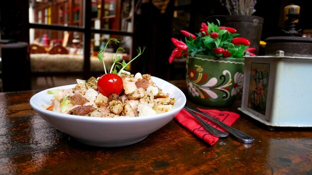 Plato de pollo en una mesa de restaurante