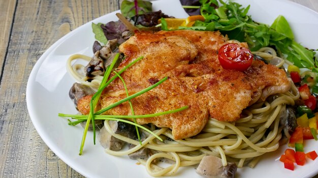 Plato de pollo en una mesa de restaurante