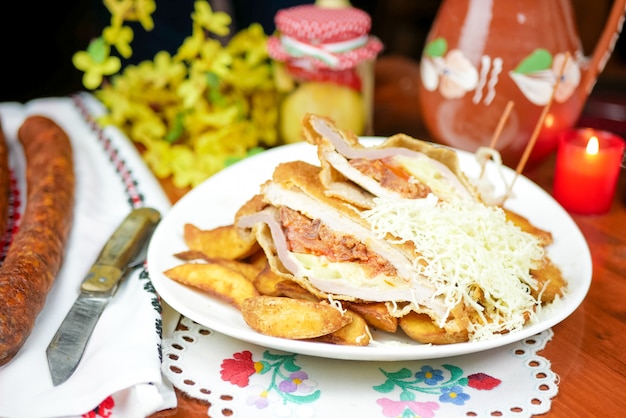 Plato de pollo en una mesa de restaurante