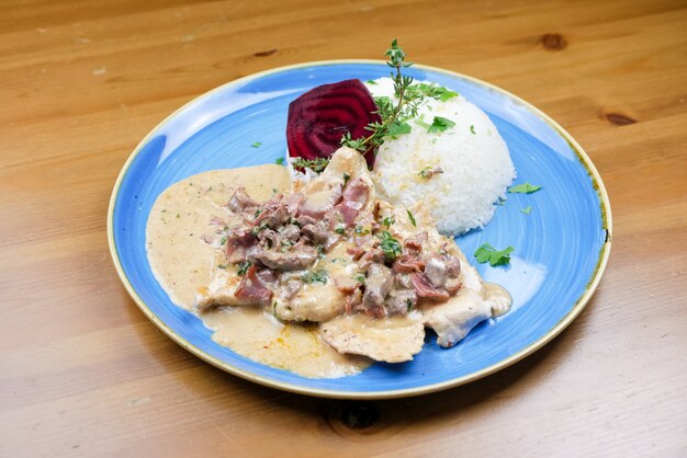 Plato de pollo en una mesa de restaurante