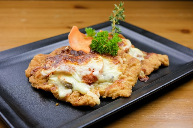 Plato de pollo en una mesa de restaurante