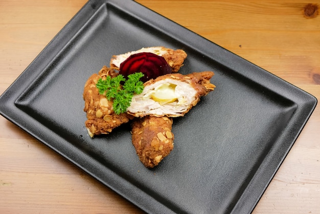 Plato de pollo en una mesa de restaurante