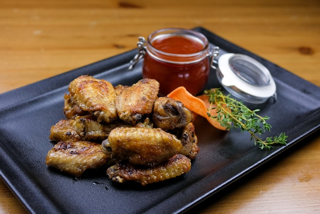 Plato de pollo en una mesa de restaurante