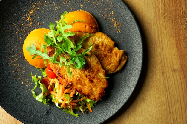 Plato de pollo en una mesa de restaurante