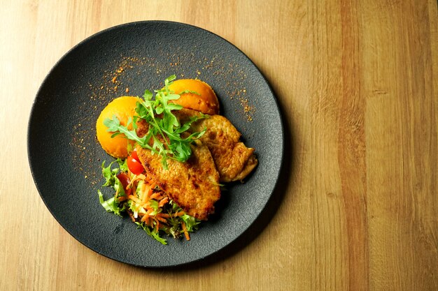 Plato de pollo en una mesa de restaurante