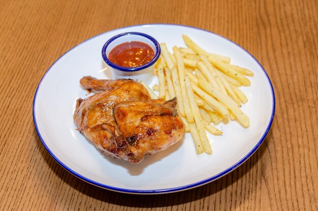 Un plato con pollo y papas fritas