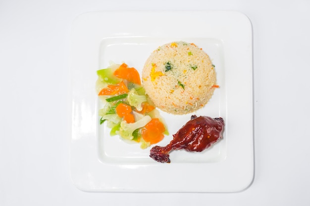 Un plato de pollo tandoori de arroz frito y vegetales tailandeses mixtos Vista superior