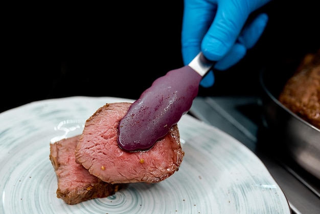 En un plato poner dos piezas de pinzas moradas para asar medianas fritas. Foto de alta calidad