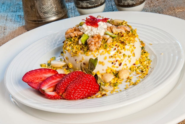 Plato de postre de estilo árabe, arreglado con fresa.