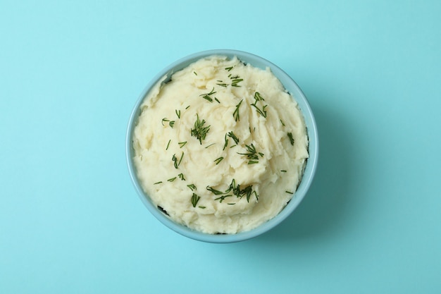 Plato de puré de papas en azul