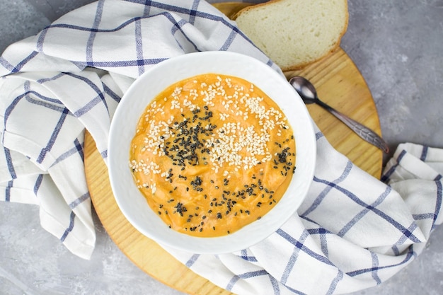 Plato con puré de sopa de calabaza o lentejas