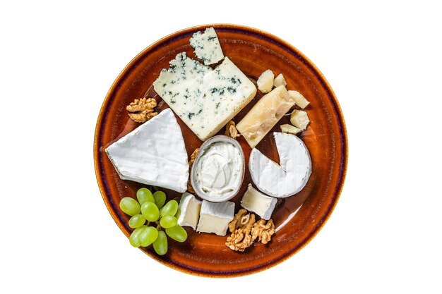 Plato de queso con Brie Camembert Roquefort queso de crema azul uva y nueces Fondo blanco aislado Vista superior