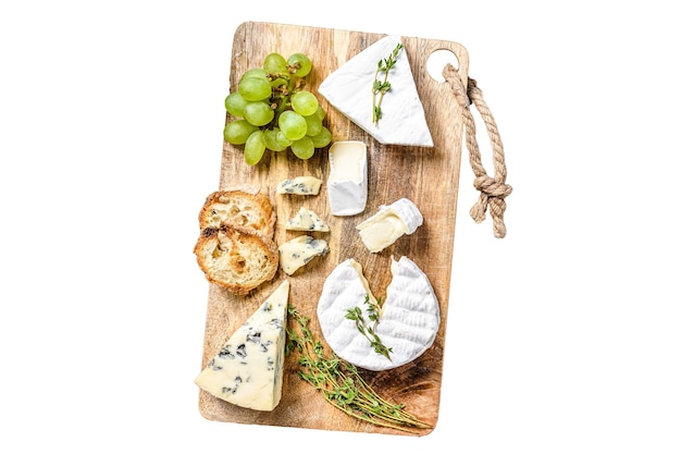 Plato de queso con Camembert brie y queso azul con uvas y nueces aislado sobre fondo blanco Vista superior