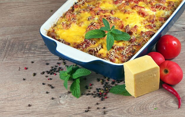 Un plato de queso cursi con hojas verdes.