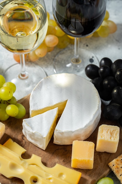 Plato de queso de degustación en una placa de madera.