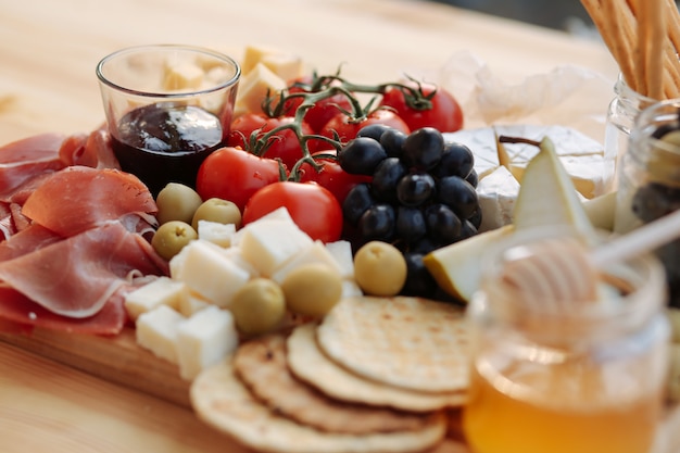 Plato de queso con jamón y verduras