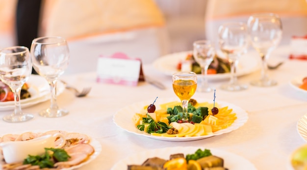 Plato de queso en mesa festiva