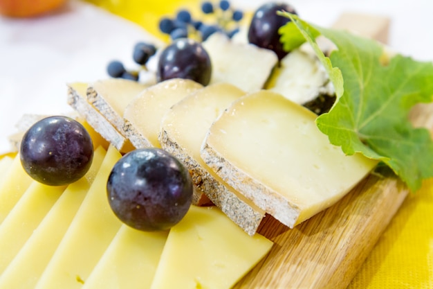 plato de queso mezclado con uvas negras