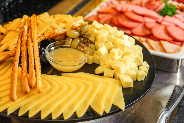 Un plato de queso con miel en una mesa buffet